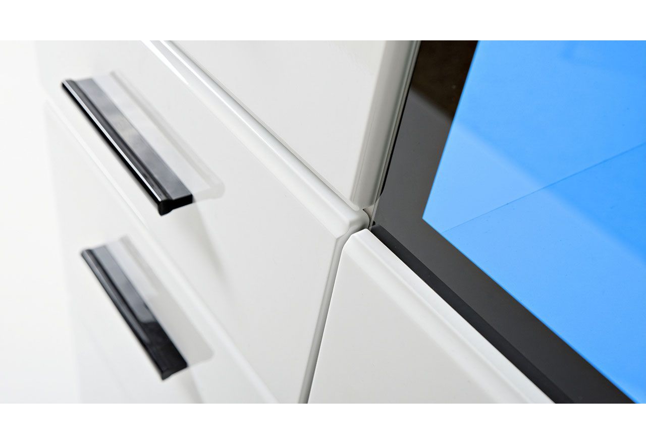 Przeszklona komoda 150 cm z szufladą i czarnymi uchwytami do salonu - LIGHT HB Biały połysk / Biały mat