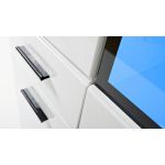 Przeszklona komoda 150 cm z szufladą i czarnymi uchwytami do salonu - LIGHT HB Biały połysk / Biały mat