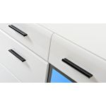 Przeszklona komoda 150 cm z szufladą i czarnymi uchwytami do salonu - LIGHT HB Biały połysk / Biały mat