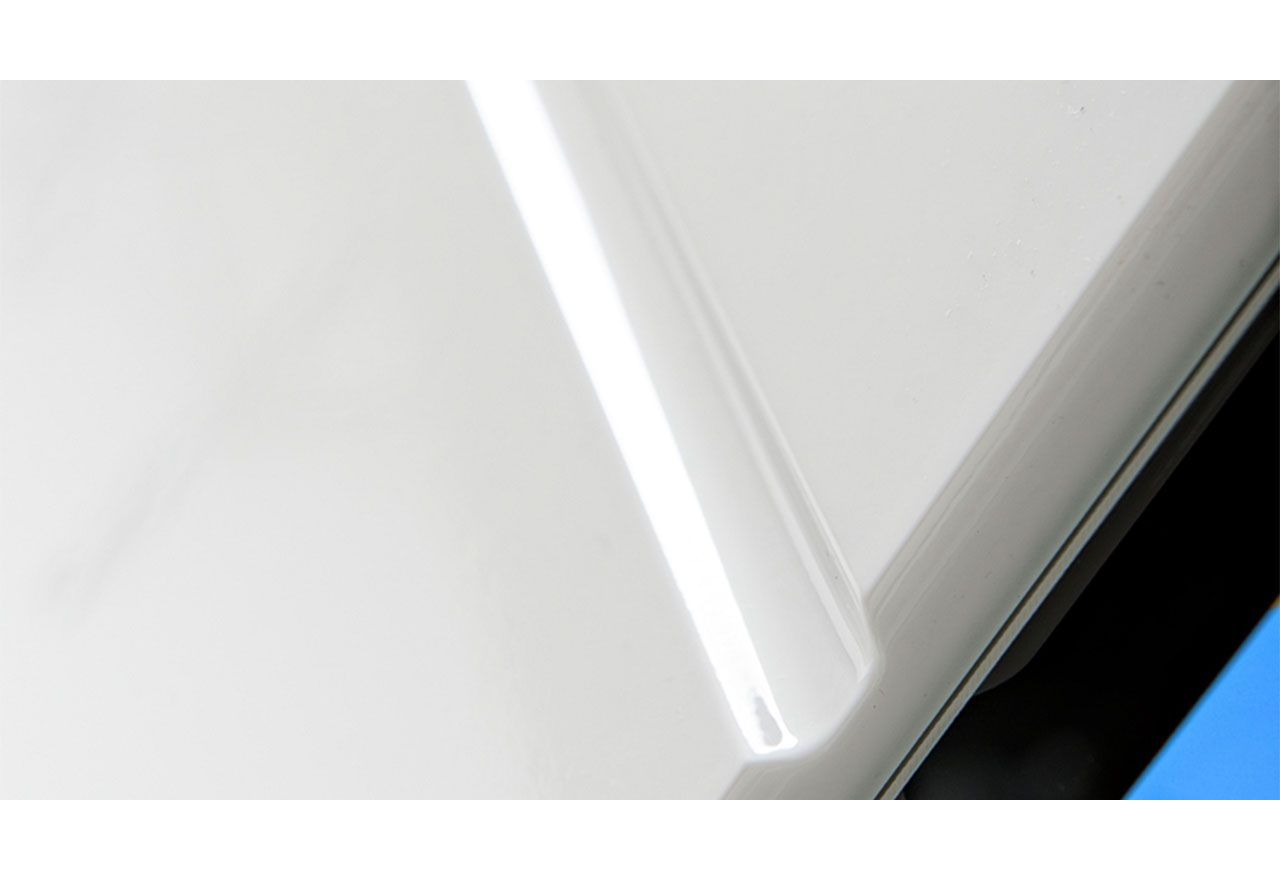 Przeszklona komoda 150 cm z szufladą i czarnymi uchwytami do salonu - LIGHT HB Biały połysk / Biały mat