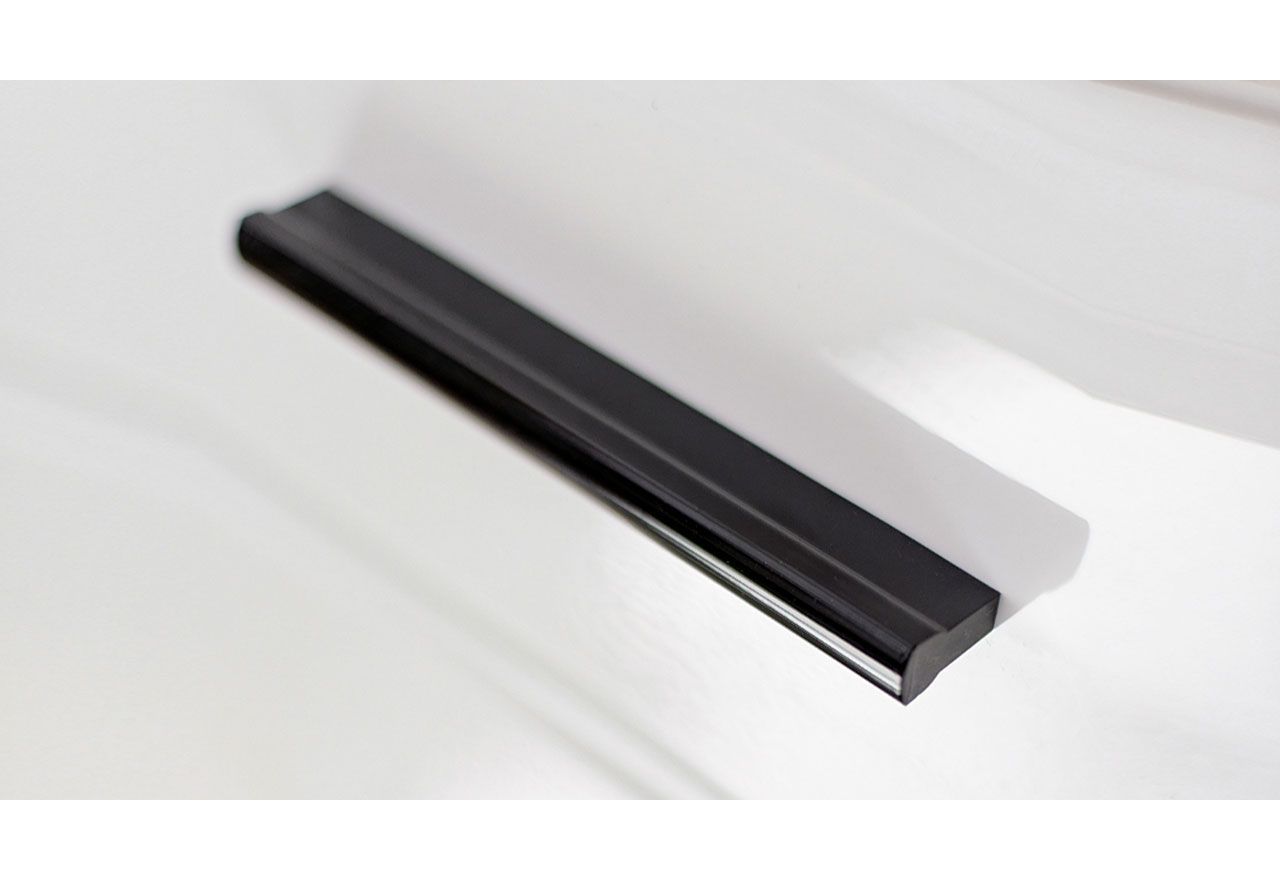 Przeszklona komoda 150 cm z szufladą i czarnymi uchwytami do salonu - LIGHT HB Biały połysk / Biały mat