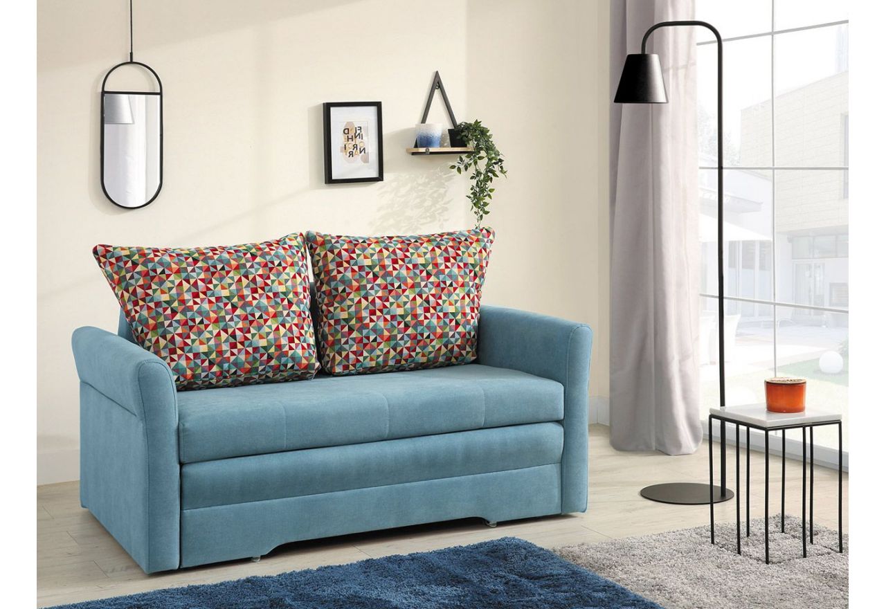 Błękitna kanapa z welwetową tapicerką CINTO z funkcją spania, pojemnikiem na pościel i sprężynowym siedziskiem