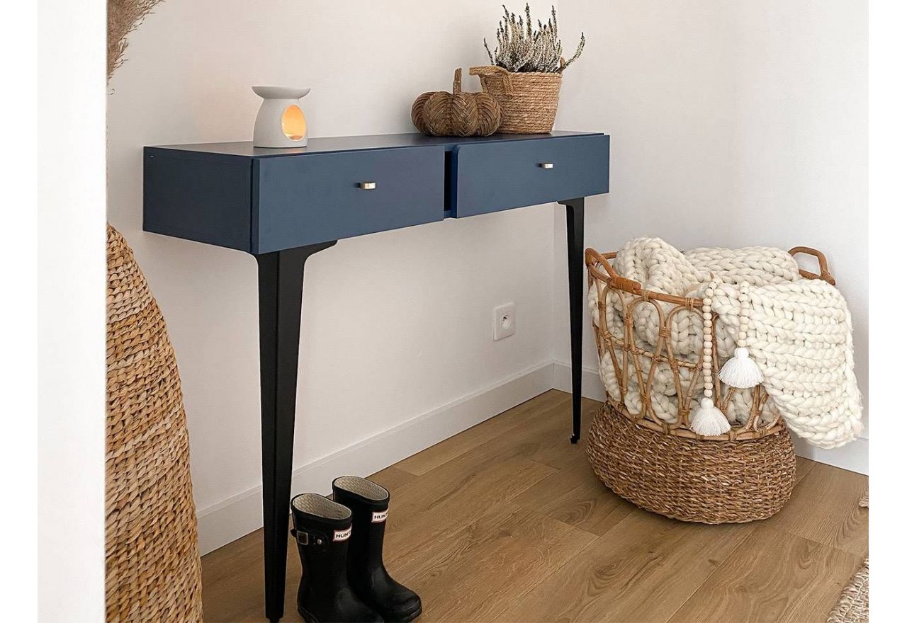 Konsola z szufladami CORSU do salonu i przedpokoju, na czarnych metalowych nogach