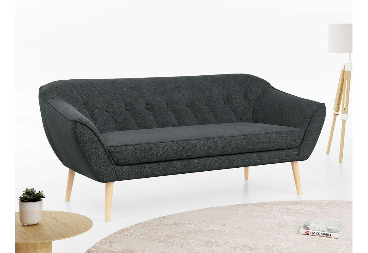 Trzyosobowa sofa w stylu skandynawskim PIRS 3 z ciemnoszarą tapicerką z plecionki i z wysokimi drewnianymi nogami