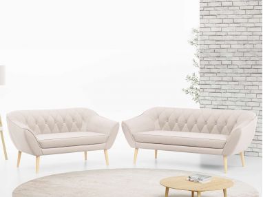 Komplet wypoczynkowy z dwu i trzyosobową sofą tapicerowaną jasnobeżowym welurem PIRS 3+2 na wysokich nóżkach z drewna