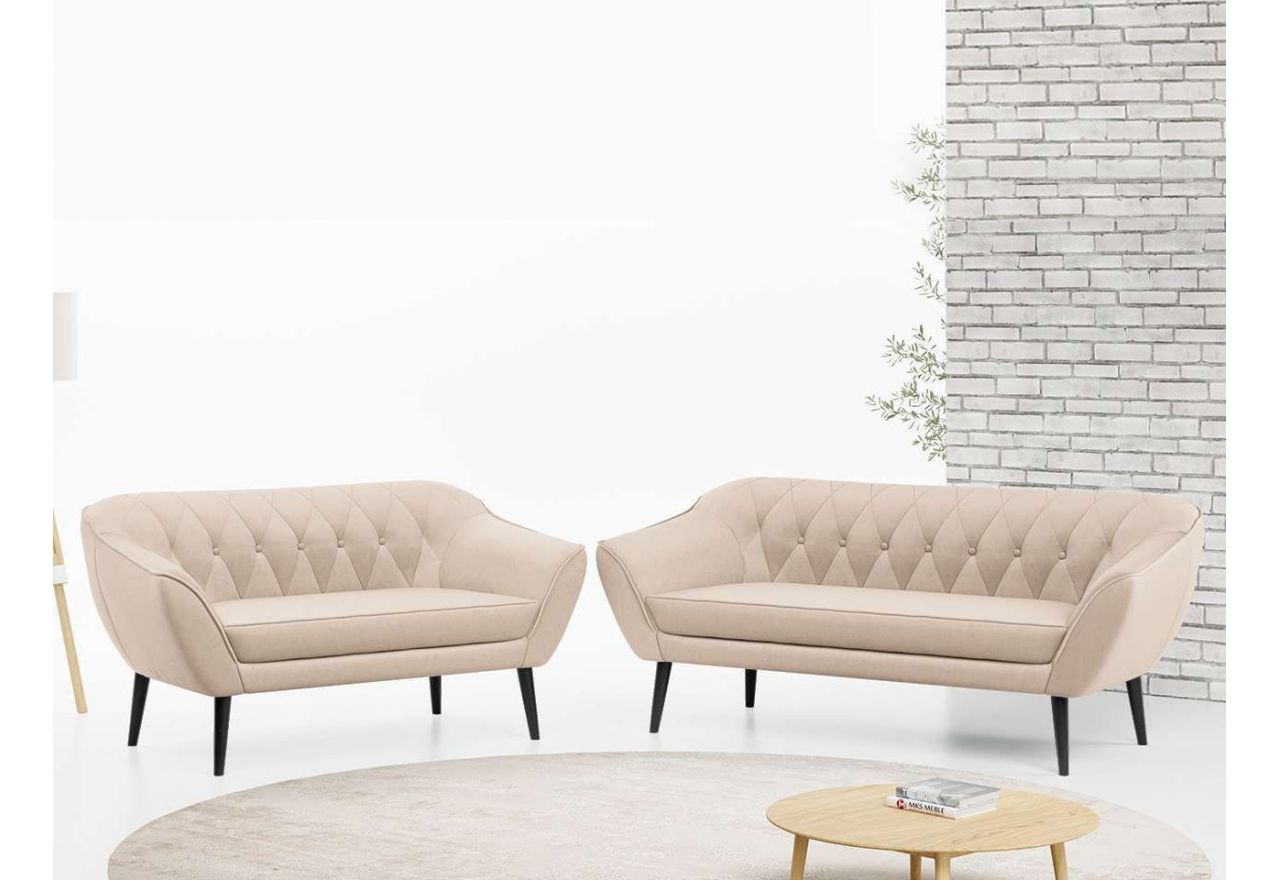 Komplet wypoczynkowy z dwu i trzyosobową sofą tapicerowaną jasnobeżowym welurem PIRS 3+2 na wysokich nóżkach z drewna