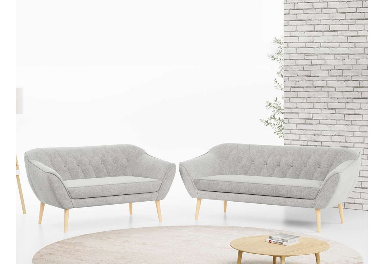 Komplet wypoczynkowy z dwu i trzyosobową sofą tapicerowaną jasnobeżowym welurem PIRS 3+2 na wysokich nóżkach z drewna