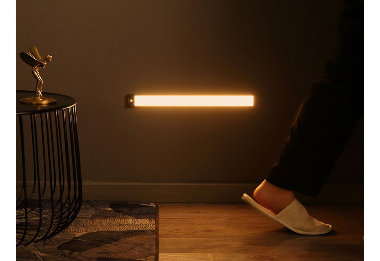 Dodatkowe oświetlenie do szaf - Lampa A60 do szafy, z czujnikiem ruchu, aluminiową, srebrną obudową i pojemną baterią, 60 cm