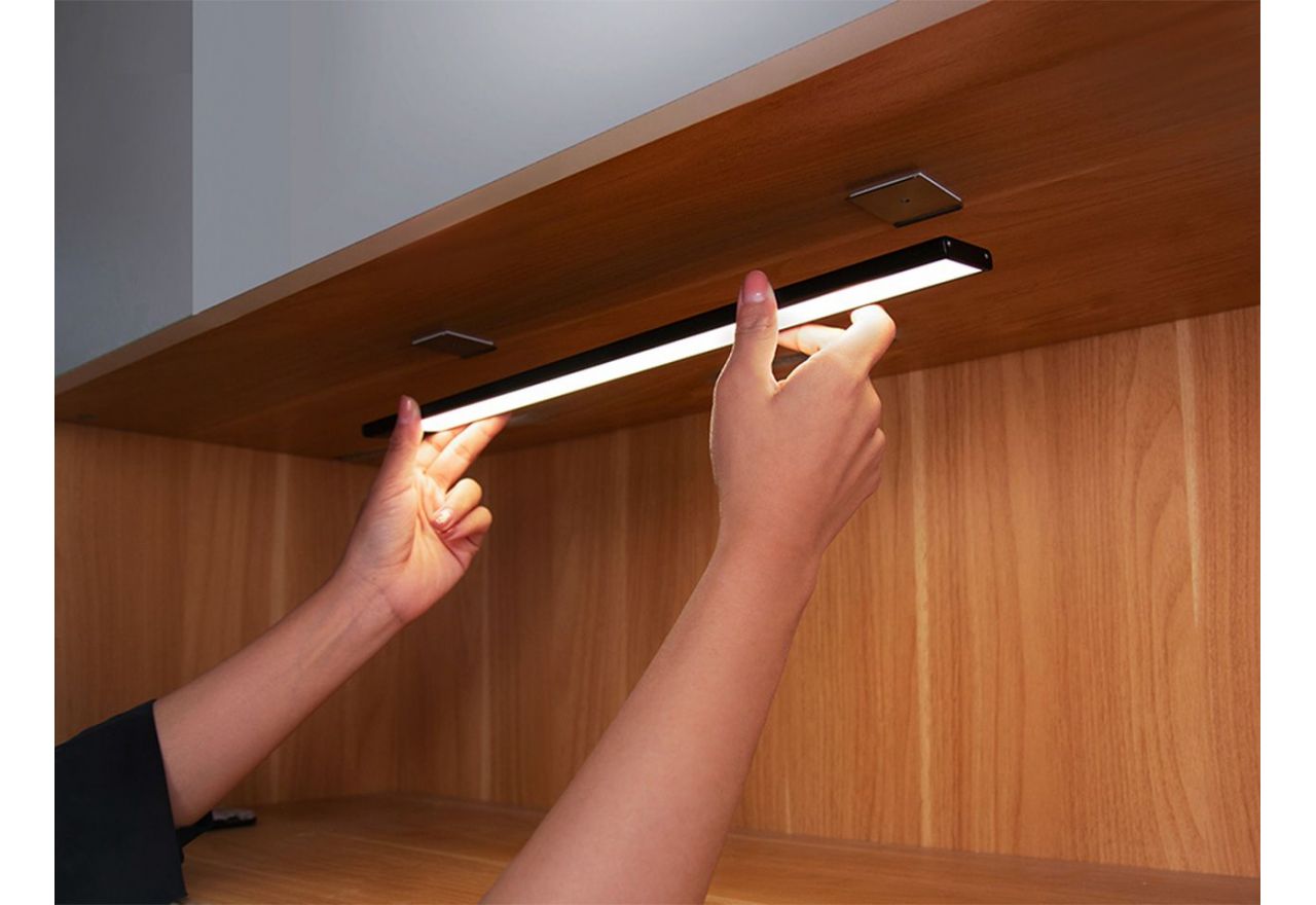 Dodatkowe oświetlenie do szaf - Lampa A60 do szafy, z czujnikiem ruchu, aluminiową, srebrną obudową i pojemną baterią, 60 cm