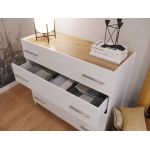 Biała komoda na ubranie 100 cm DEDIRI do sypialni, pojemna z 4 szufladami i eleganckimi uchwytami, dąb stirling