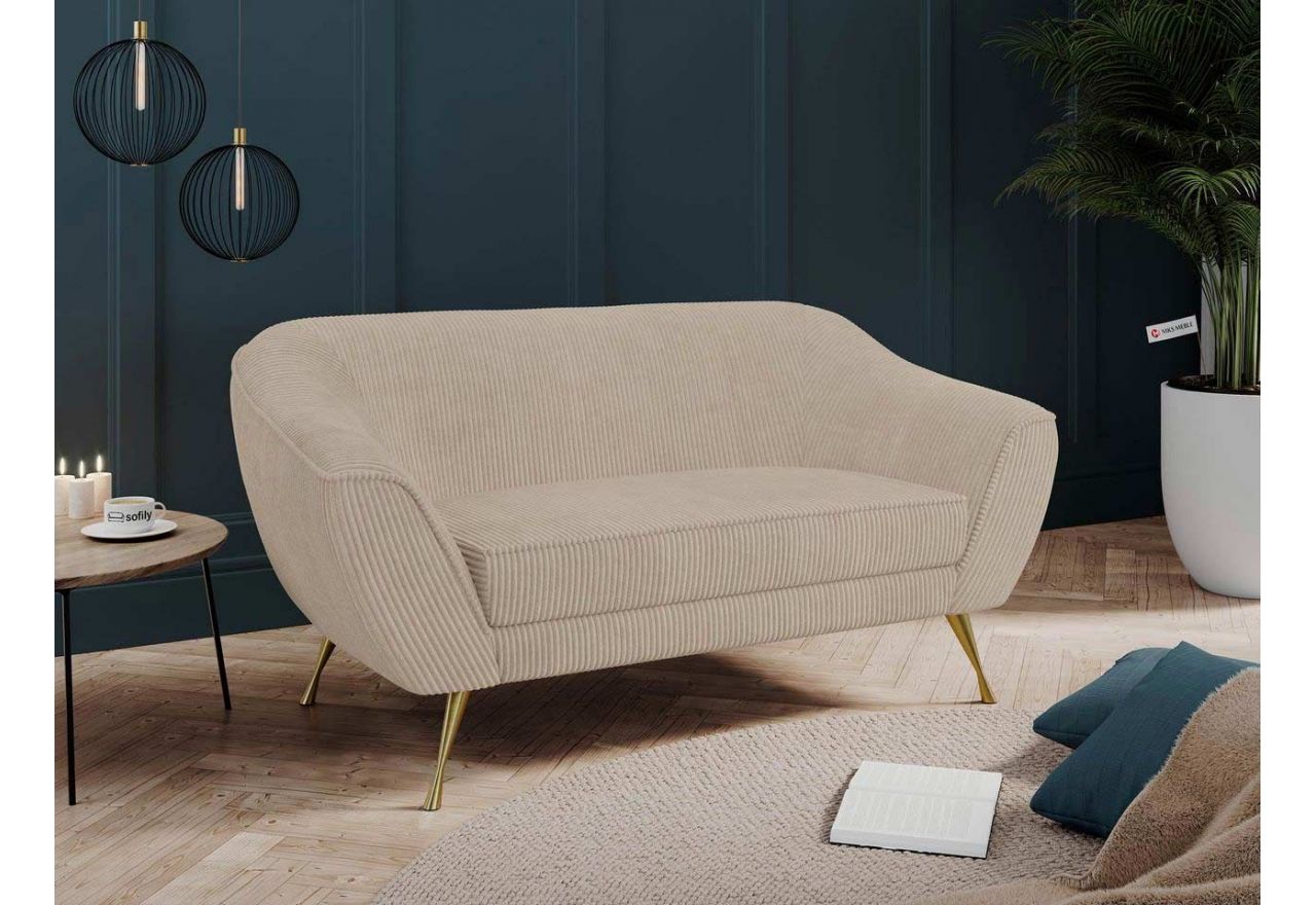 Beżowa sofa LINO 02 pokryta sztruksową tapicerką i wyposażona w szerokie podłokietniki