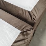 Łóżko kontynentalne bez wezgłowia BESS 200x200 - Monolith 15 - brązowy - OUTLETU