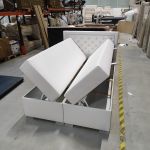 Łóżko kontynentalne JASIR 140x200 - Soft 17 - biała ekoskóra - OUTLETU