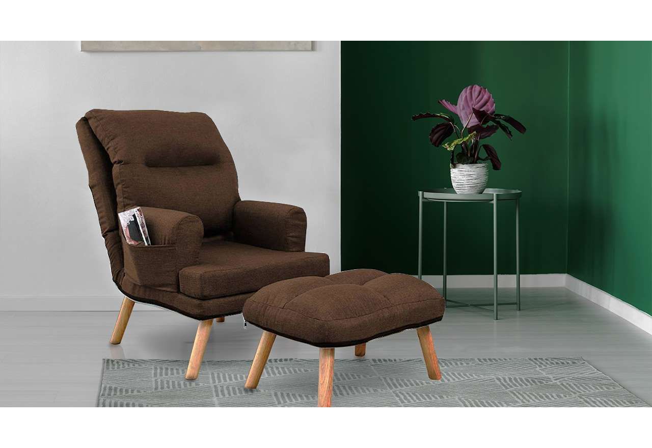 Skandynawski fotel tapicerowany z podłokietnikami i podnóżkiem w zestawie - NAOMI / Falcone 16 - brązowy