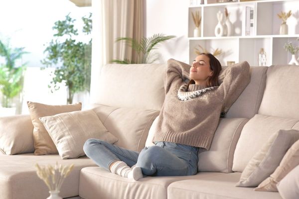 Regulowane zagłówki w narożniku - zbędny gadżet czy realna ulga dla karku?