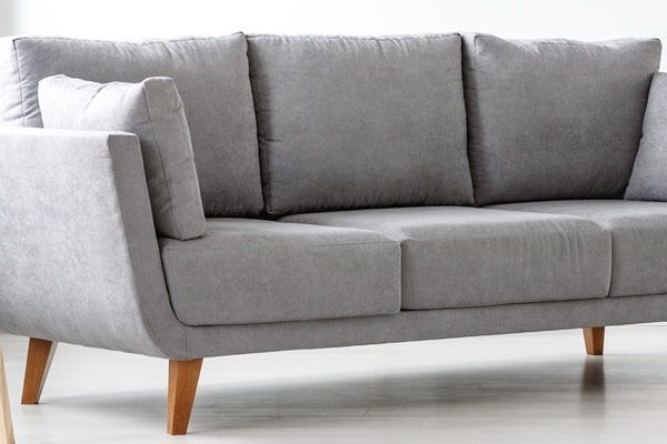 Miękkie czy twarde wypełnienie sofy - co sprawdzi się lepiej w pokoju dziennym?