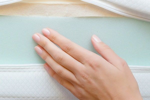 Twardy materac – jak wybrać i dla kogo jest zalecany?