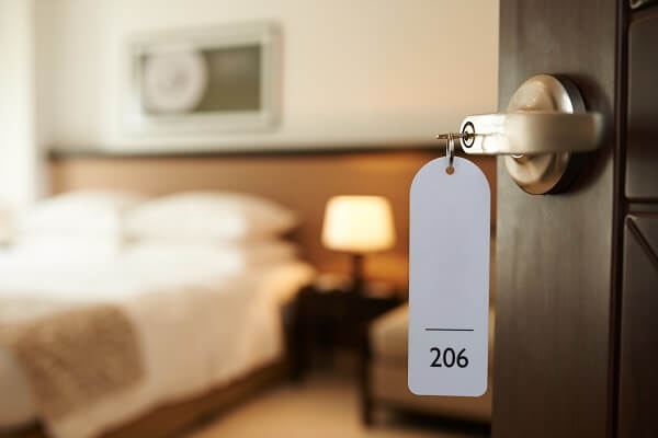 Meblowe trendy dla przestrzeni hotelowych: jak tworzyć wyjątkowe i komfortowe pokoje dla gości?