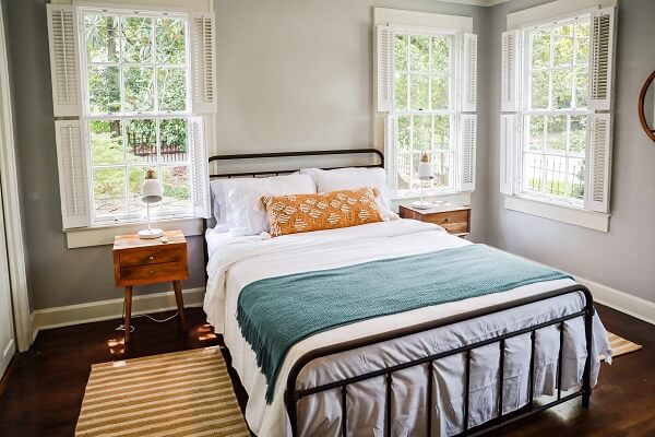 Styl skandynawski w sypialni: jak stworzyć przytulne i minimalistyczne wnętrze?